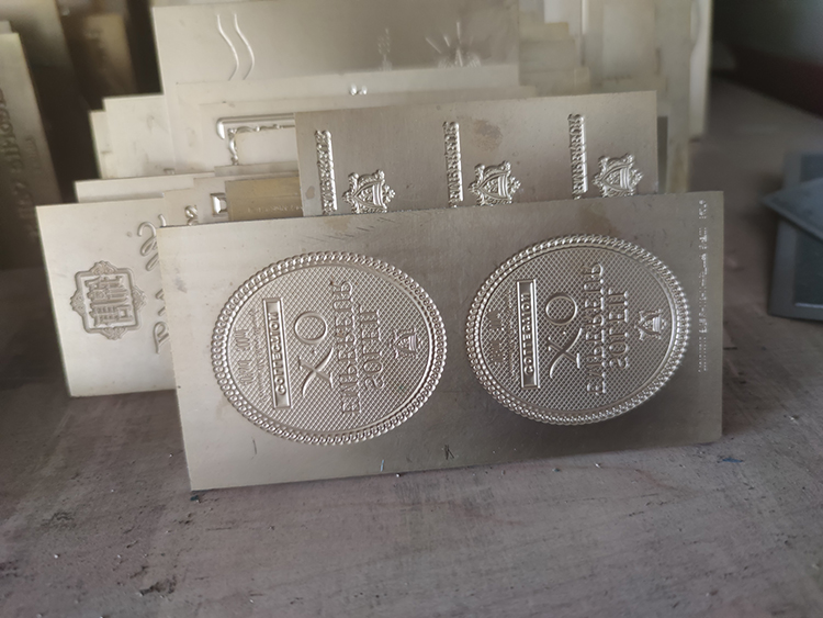 Material surface cleaning before metal etching